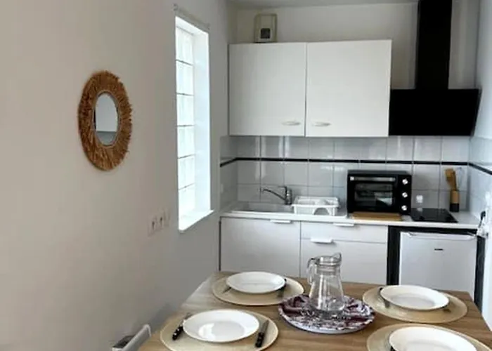 Vaste 3 Personnes Avec Balcon Et Parking דירה *