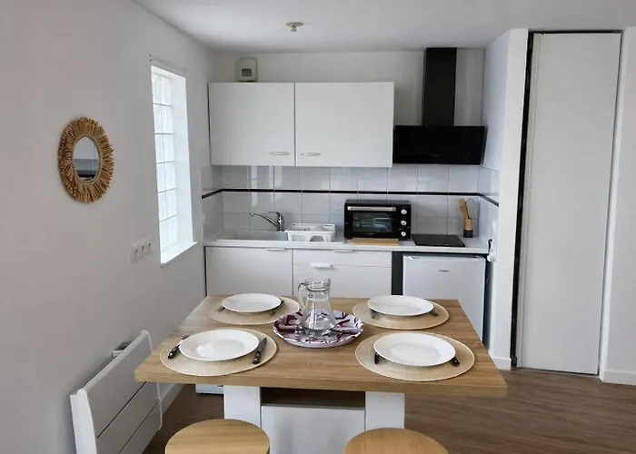 Vaste 3 Personnes Avec Balcon Et Parking דירה *