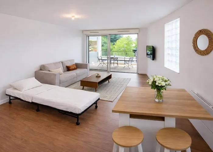 Vaste 3 Personnes Avec Balcon Et Parking דירה